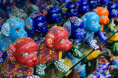 Güzel renkli köpek heykelciği ile geleneksel Türk çiçek süslü, yemekler üzerinde boyama. Hediyelik eşya dükkanı. 