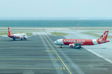 Malezya, Kuala Lumpur International Airport, 04-03-2018: iki uçak havayolu Airasia havaalanında güzergâhına gidin. Havaalanı günlük rutin.