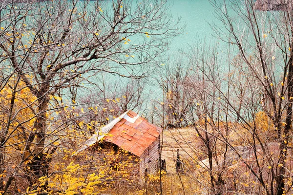 Old House Lake Surrounded Autumn Trees Hunting Lodge Forest Place — Stock Photo, Image