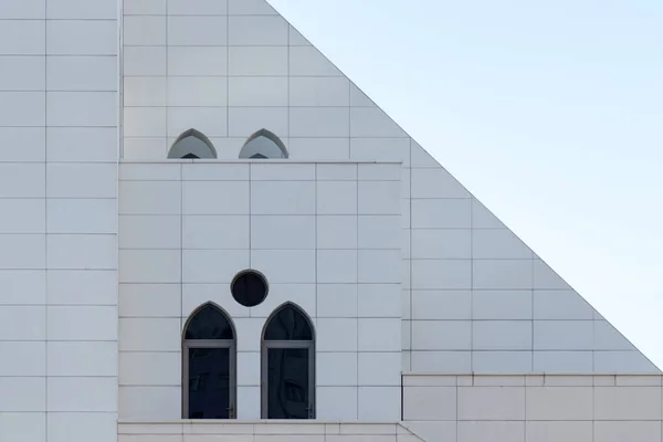 Parede Branca Com Janelas Arqueadas Redondas Detalhe Exterior Edifício Geometria — Fotografia de Stock