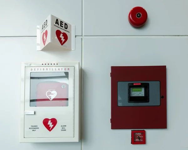 Defibrilatör cankurtaran genel bakış. Taşınabilir cihazı (Aed) otomatik ve yangın alarm sistemi üzerine monte duvar havaalanında umumi. 