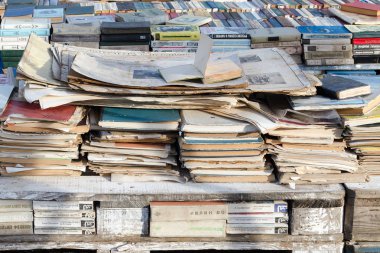 Batum, Gürcistan, 2017-11-04: Vintage, hırpalanmış Rus kitaplar ve yazılar tezgahın üzerine dizilir, eski kitap satan, yakın çekim.