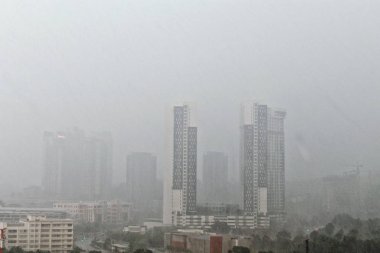 Bulanık kenti en çok yağışlı havalarda, çizgili arka plan üzerinde gökdelenler, kentsel görünümü gri gün yağmur.