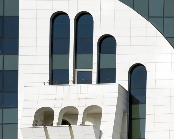 Detalhe Fachada Edifício Moderno Vista Frontal Janelas Arqueadas Diferentes Formas — Fotografia de Stock