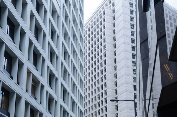 Vista Prédio Escritórios Concreto Fundo Urbano Cruzando Arranha Céus Hong — Fotografia de Stock