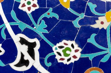 Güzel eski çiçek seramik dekorasyon detay. Mavi mozaik duvar kağıdı.
