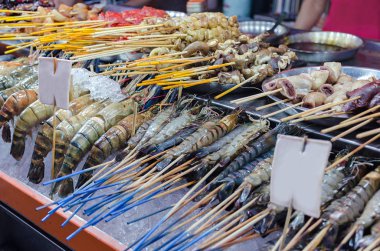 Durak ile taze soğutulmuş karides, deniz ürünleri. Gıda sokak Jalan Alor - Kuala Lumpur, Malezya.