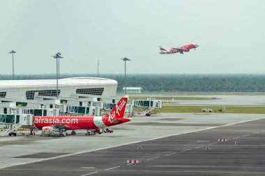Malezya, KLIA-2, 04-03-2018: yan görünüm, diğer uçak alır, iki uçak Havaalanı - bir uçak park yerinde duruyor