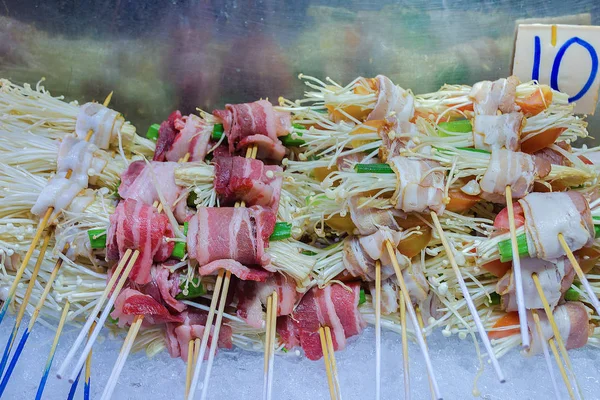 街头食品柜台 蘑菇烧烤 蘑菇卷与培根 伊诺基捆绑与肉 传统中餐 食品街 Jalan Alor 在吉隆坡 马来西亚 — 图库照片