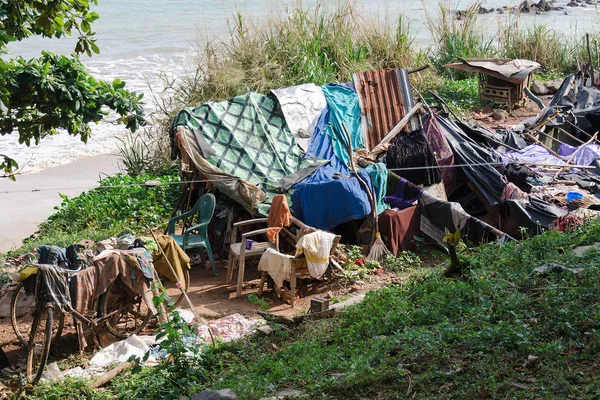 Kalacak yer ve deniz beach yakınındaki evsiz insanların yaşam için. Yoksulluk ve yoksunluk, konut sıkıntısı ile sosyal sorunları kavramı. Ekipman konut için atık ve çöp kullanın. Sri lanka, Asya.
