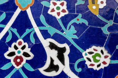 Mozaik çiçekli. Çok renkli çiçek duvar kağıdı. Seramik renkli dekorasyon parçası