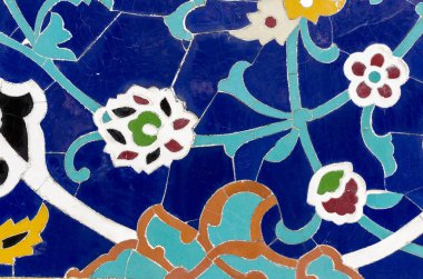 Çiçek seramik dekorasyon detay. Doğu mimari renkli desen. Mavi mozaik karolar. 