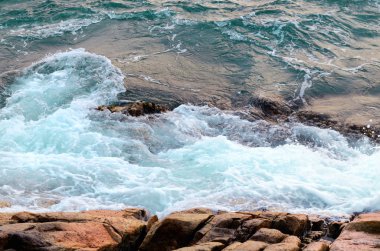 Köpük deniz suya düşünce taş beach, dalga ve plaj, doğa arka plan kavramı. Fotoğraf ile hareket bulanıklığı.