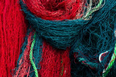 Balık ağlarına. Arka plan mavi ve kırmızı ipler ile.