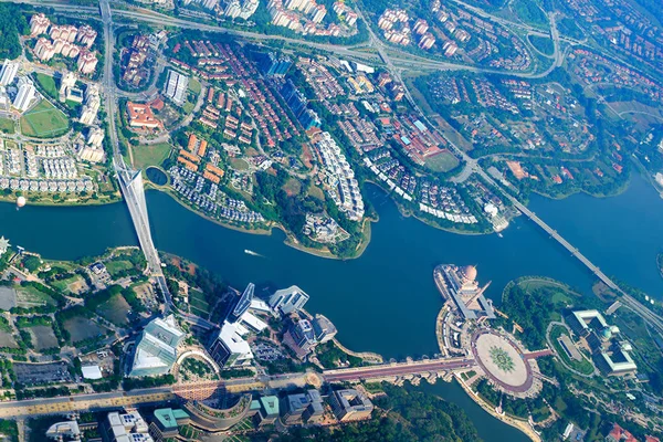 Putrajaya - Putra Gölü, Seri Saujana Köprüsü, genel gider şehir görünümünü Başbakan'ın karmaşık bölümü, Federal hükümet Yönetim Merkezi, Putra Camii. Hava cityscape, Malezya.