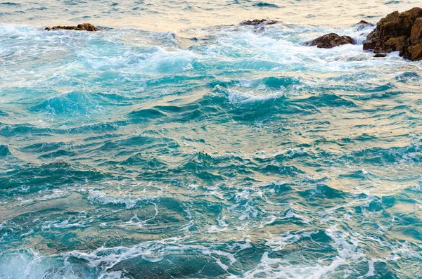 Czyste Jasne Morze Woda Trafia Kamienie Wave Plaży Koncepcja Natury — Zdjęcie stockowe