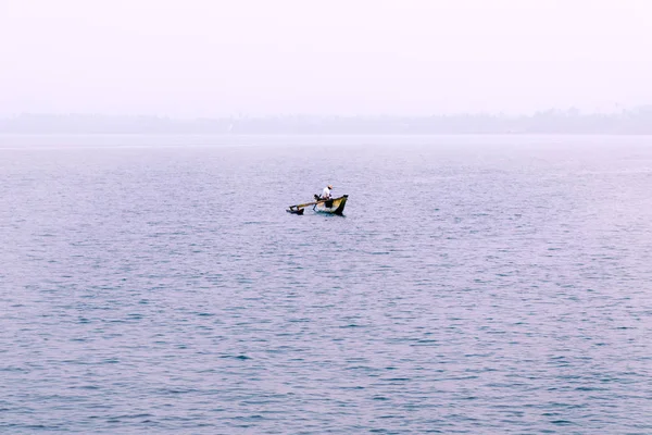 Foggy Matin Pêcheur Dans Bateau Sur Lac Nature Solitude Solitude — Photo