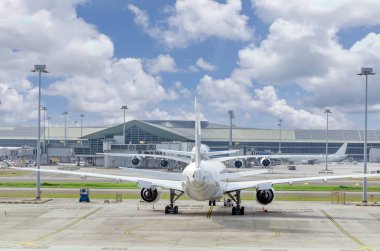 Havaalanı manzaralı uçak park yerinde. Uçak arkadan.