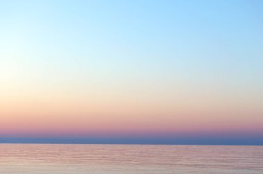 Açık günbatımı gökyüzü. Pastel renkler, degrade arka plan. Günbatımı denize. Beach şafak. Işık pozlama. 