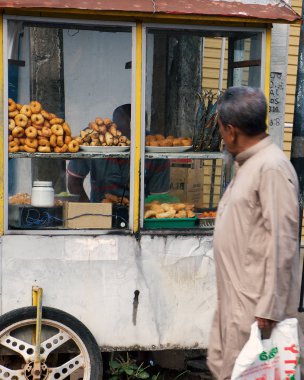  Adam bir gıda durak sokak fotoğraf yürür. Asya gıda durak.