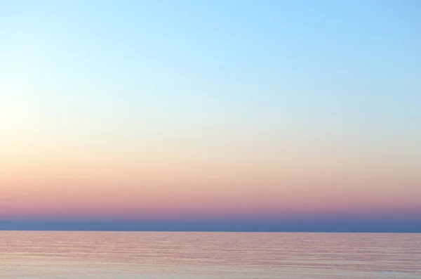 Чистое небо заката. Градиентный фон в пастельных тонах. Закат над морем. Пляжный рассвет Легкая природа . — стоковое фото