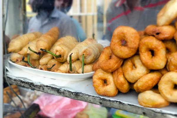 在斯里兰卡展示现成的街头食品。亚洲食品摊点 — 图库照片
