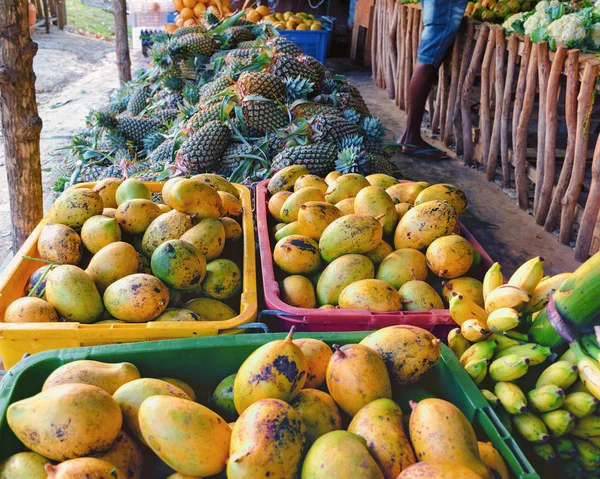 Taze mango ve ananas sokak pazarında Asya.
