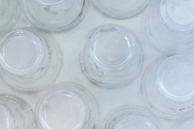 Kirli boş plastik bardak beyaz bir arka planda Üstten Görünüm.