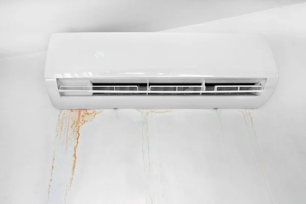 Parede com mancha de molde devido a vazamento de ar condicionado. Manchas de mofo na parede — Fotografia de Stock