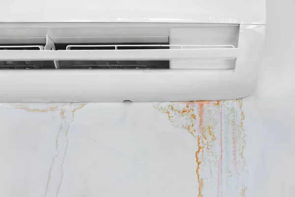Wall with mold stain due to air conditioner leakage, close up. — Stock Photo, Image