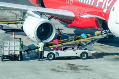  Bagajları uçağa yükleme.