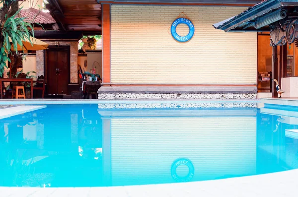 Villa tropical moderna con piscina. — Foto de Stock