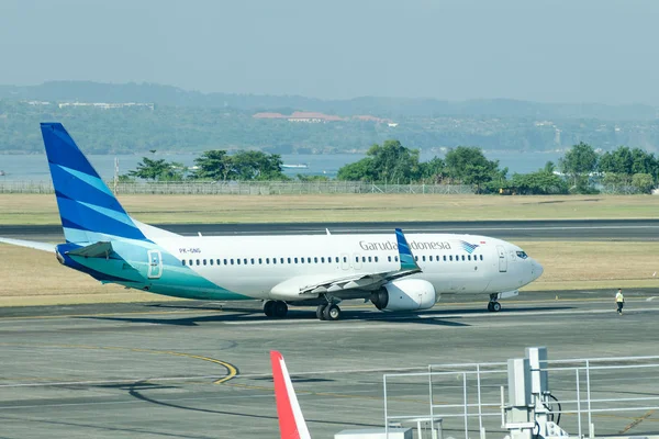 Garuda Endonezya havayolları ile uçak piste taksi. — Stok fotoğraf