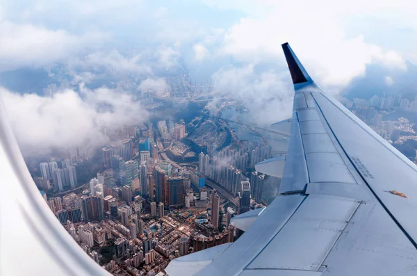 Avião para Hong Kong. Vista da janela do avião nos arranha-céus . — Fotografia de Stock