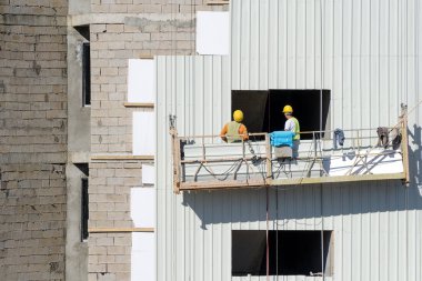 İnşaatçılar ile kaldırma platformu.