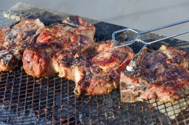 Barbekü ızgara domuz biftek.