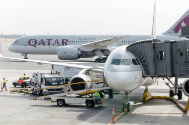  Uçuşöncesi uçak hazırlığı. Jetway uçakta. 