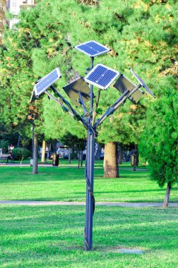 Şehir parkında güneş paneli