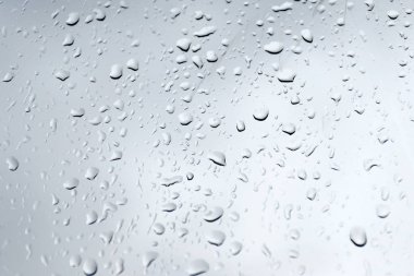 Yağmurdan sonra cam üzerinde şeffaf damlacıklar