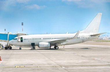 Havaalanında ki otoparkta uçak.