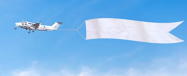 İlan için beyaz bir afişle gökyüzünde uçuyor.. 