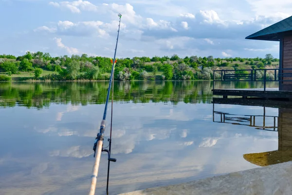 Риболовля Пірсі Біля Річки Весняний Сонячний День Красивий Пейзаж Пляжу — стокове фото