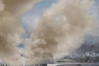 Kalın bir duman ve pencerelerden gelen ateşle