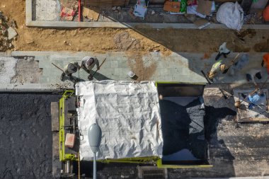 Yol inşaatında birlikte çalışan insanlar. Üst Manzara. Vietnam, Nha Trang, 2020-05-10 