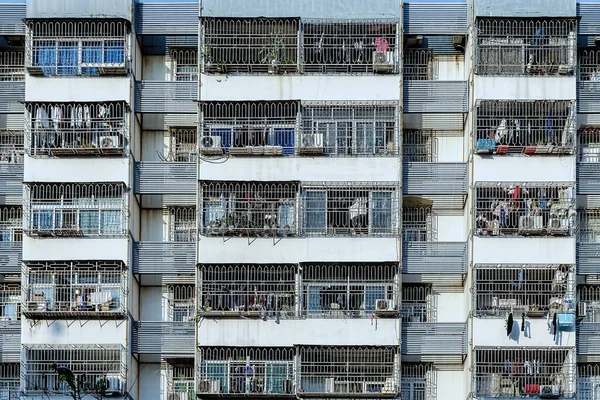 Edificio Residencial Exterior Con Ventanas Detrás Las Rejas Proteger Vida —  Fotos de Stock