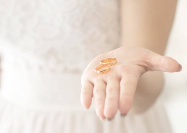 Genç gelin düğün beyaz açık avuç yatan iki altın düğün yüzük elbise. Düğün geleneği ve sembolü