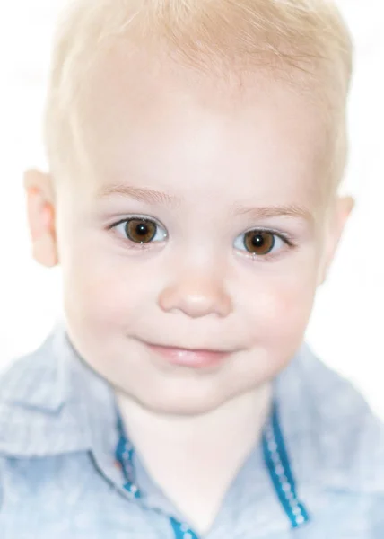 Portret van het kleine jongetje in blauw shirt op witte achtergrond. Close-up portret van het gezicht van 1,5 jaar oud lachende kindje — Stockfoto