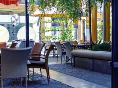 Tipik Avrupa şehri yaz restoran sıcak gün gölgede