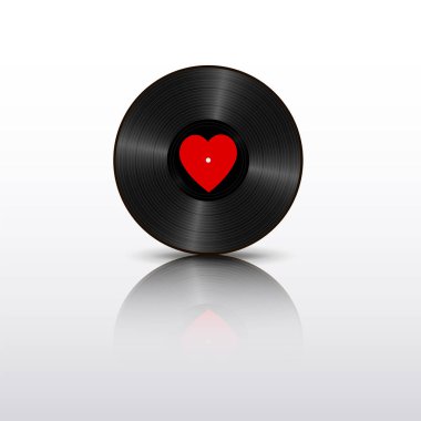 Kırmızı kalp etiket ve ayna yansıması ile gerçekçi siyah vinil kaydı. Beyaz arka plan üzerinde izole retro ses taşıyıcı.