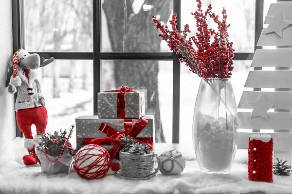 Pencere Noel süsleri hediye kutuları, çırpı, Ladin ve topları ile süslenmiş. Seçmeli kırmızı renk.